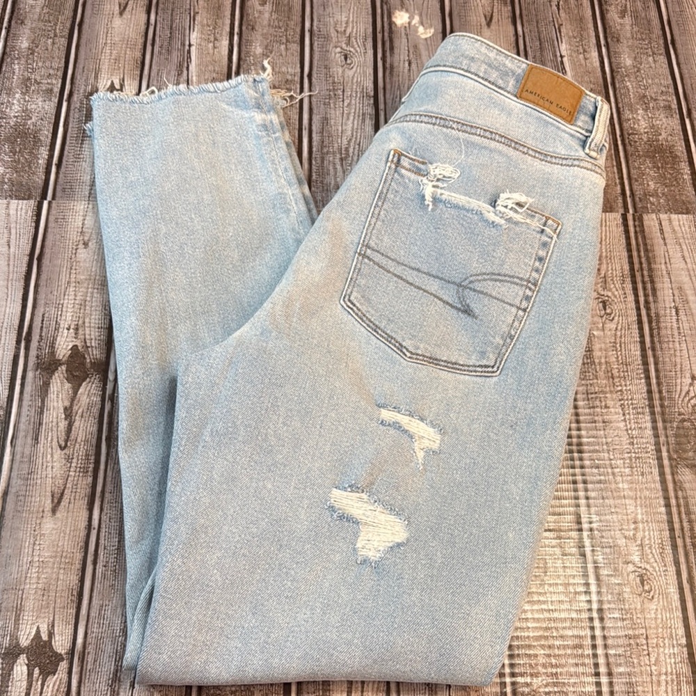 American Eagle Light Wash Highest Rise Mom Distressed Jeans size 8 Long